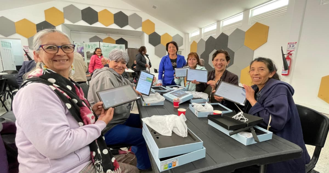 Inclusión digital en adultos mayores con entrega de tablets en Bogotá