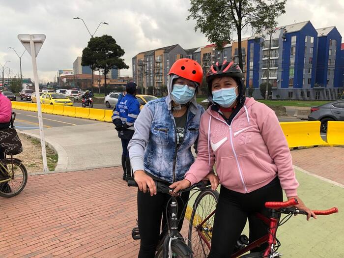 Usuaria de la ciclorruta calle 13 - madre deportista junto a su hija