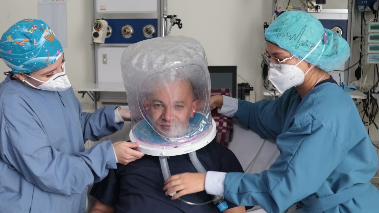 el hospital El Tunal, de Bogotá, está utilizando cascos de alta tecnología que evitan que los pacientes que están en una UCI sean intubados. 