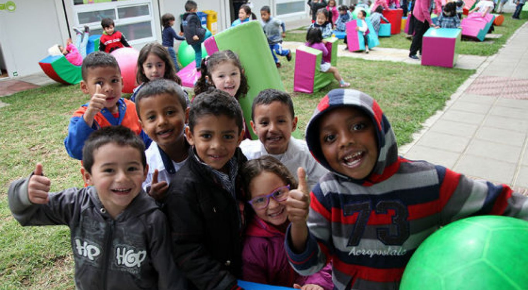 Un grupo de niños recibe atención en un jardín infantil de la secretaría de Integración Social.