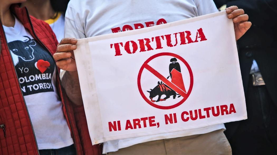 Foto de ciudadanos protestando contra la tortura animal.