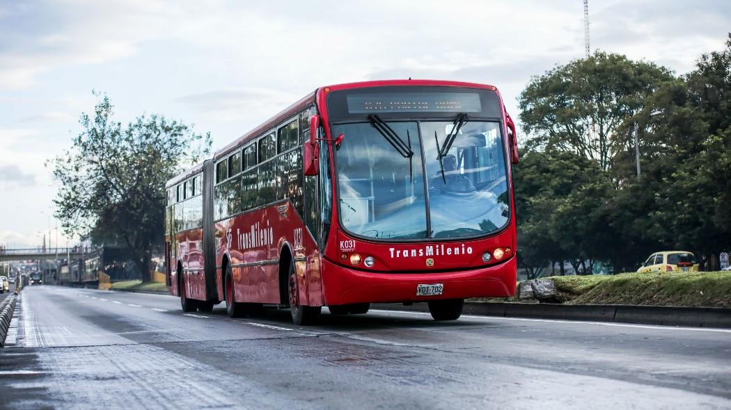 Fotografía de bus de TransMilenio.