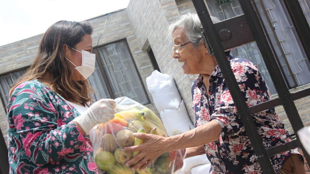 Adultos mayores reciben paquetes alimentarios durante la cuarentena