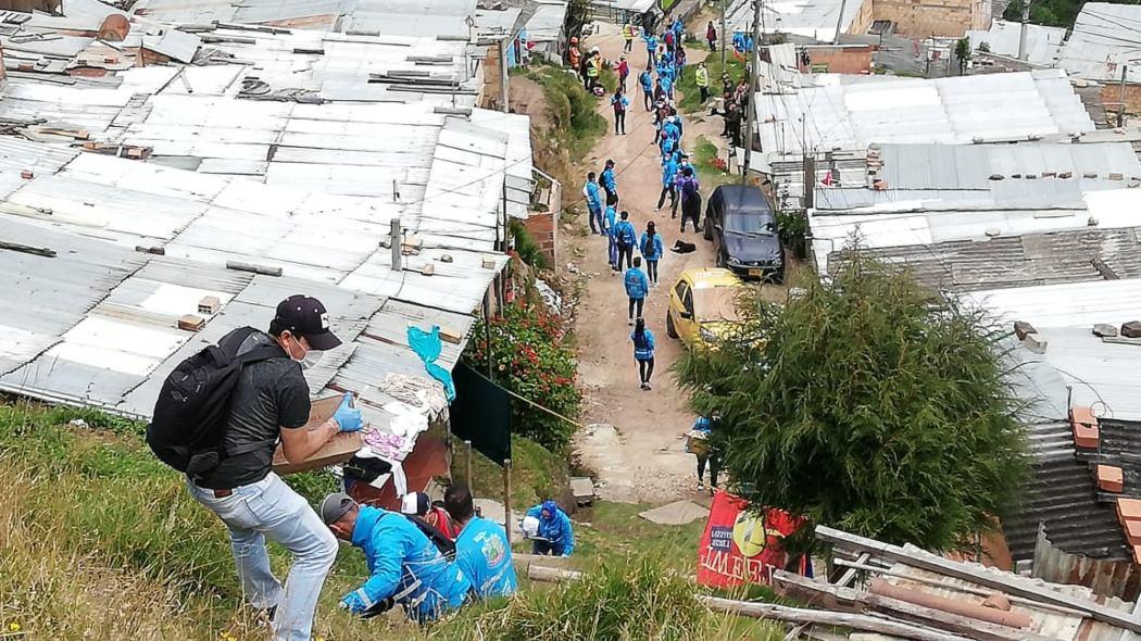 Funcionarios de la Secretaría Distrital de Movilidad apoyan la entrega de ayudas a población vulnerable en la cuarentena en Bogotá