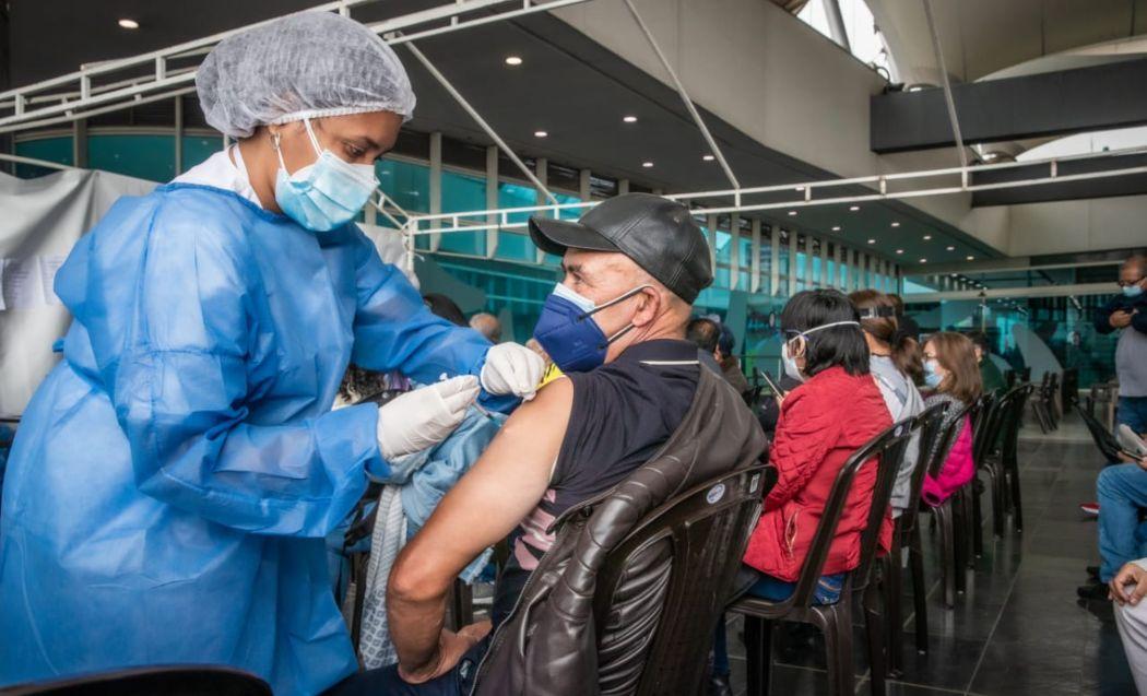 Persona vacunándose en Bogotá