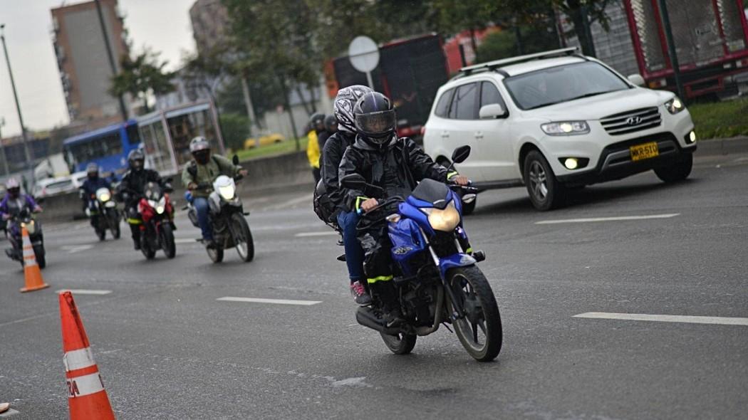 Motocilistas circulando por una vía de Bogotá.