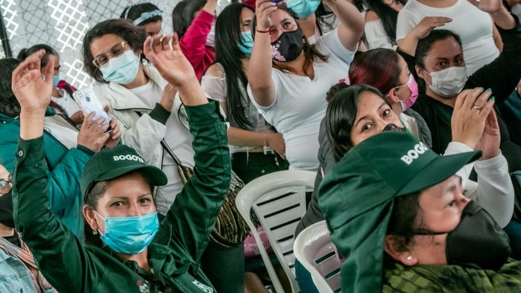 La Mujeres que reverdecen estarán embelleciendo los jardines y parques de Bogotá