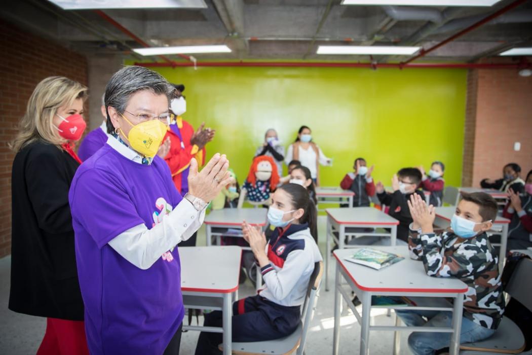 (De izq. a der.) La secretaria de Educación, Edna Bonilla, junto con la alcaldesa de Bogotá, Claudia López, en la bienvenida a los estudiantes al regreso presencial a los colegios de Bogotá. Foto. Alcaldía.