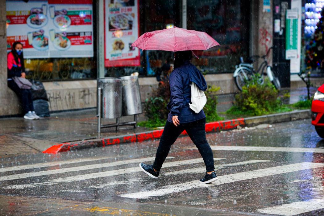 Temporada de lluvias Bogotá: ¿Es cierto que mojarse la ropa da gripa?