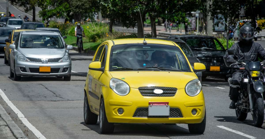 Pico y placa vehículos particulares y taxis en Bogotá 8 de mayo 2024