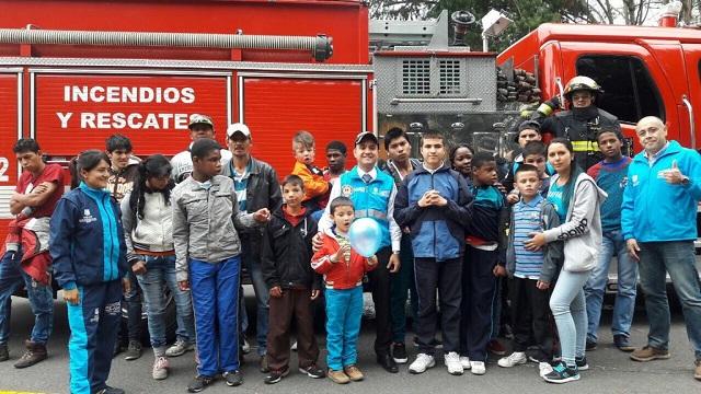 Niños aprenden sobre prevención con Bomberos de Bogotá. Foto: Bomberos de Bogotá