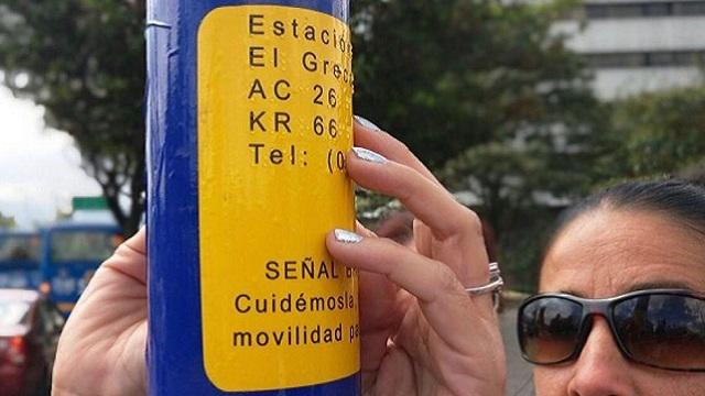 Nuevas plaquetas braille para 221.000 habitantes con discapacidad visual. Foto: TransMilenio