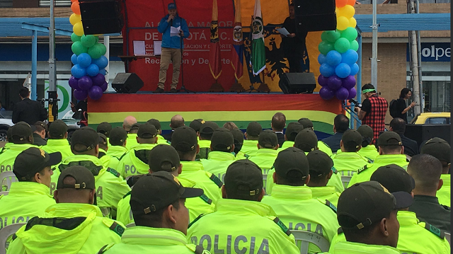100 policías se gradúan en relacionamiento sobre comunidad LGBTI.