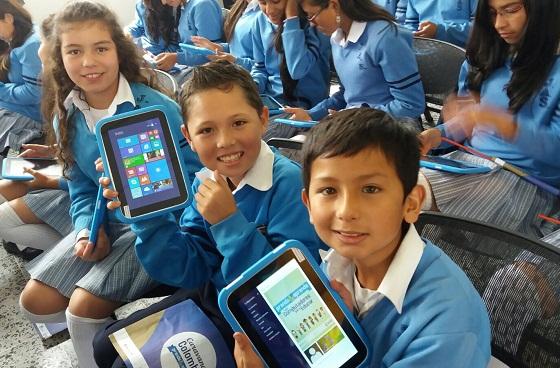 Entrega de tabletas en Colegios de la ciudad - Foto: Comunicaciones Alcaldía Bogotá / Diego Bauman 