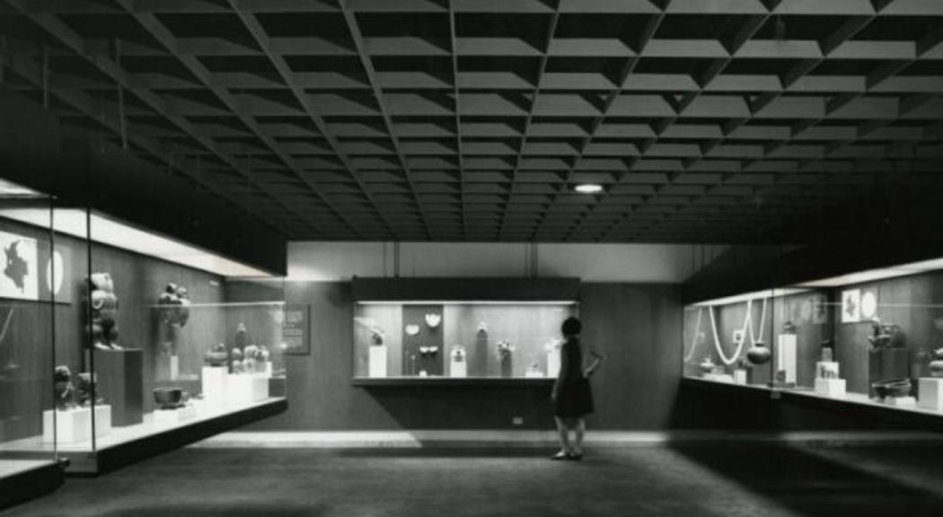 Aspecto de una de las salas del Museo del Oro en blanco y negro.