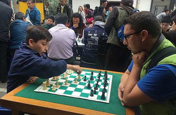 Juego de ajedrez carera Séptima - Foto: Prensa Alcaldía Mayor de Bogotá / Libian Barreto