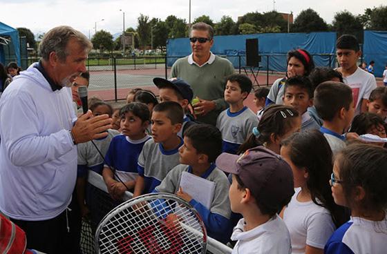 2.100 niños de colegios distritales aprenden a jugar tenis con los mejores