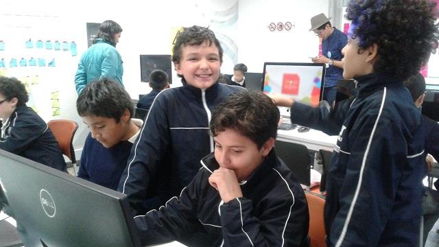 Niños que habitan Bogotá celebran el Día del Internet. 