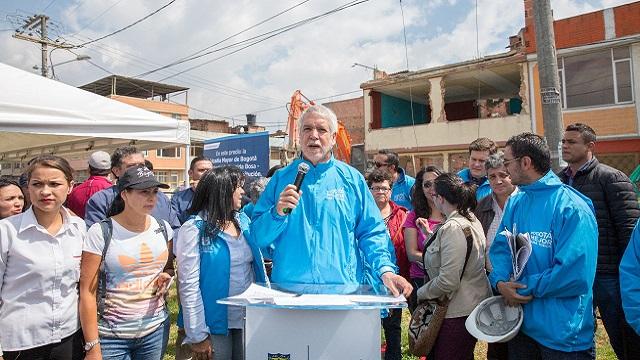 Alcalde Peñalosa invita a los bogotanos a celebrar en paz la final de fútbol colombiano. Foto: Alcaldía Mayor