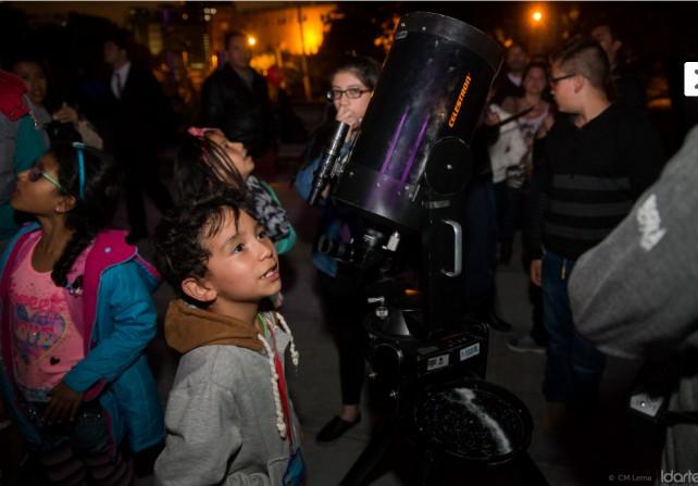 El Planetario nocturno invita a la observación por telescopio -Foto: Planetario de Bogotá