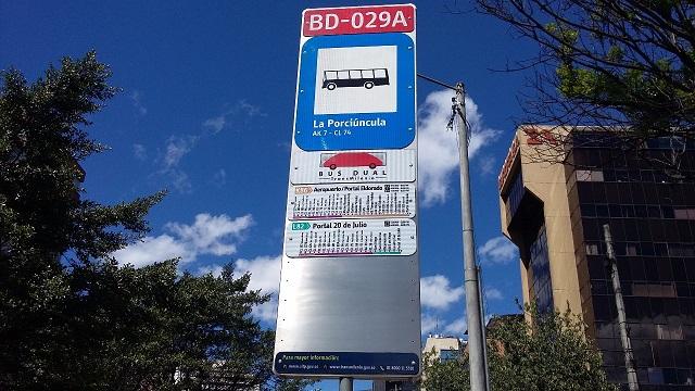 Nueva señalización en paraderos de buses duales de TransMilenio - Foto: Prensa TransMilenio