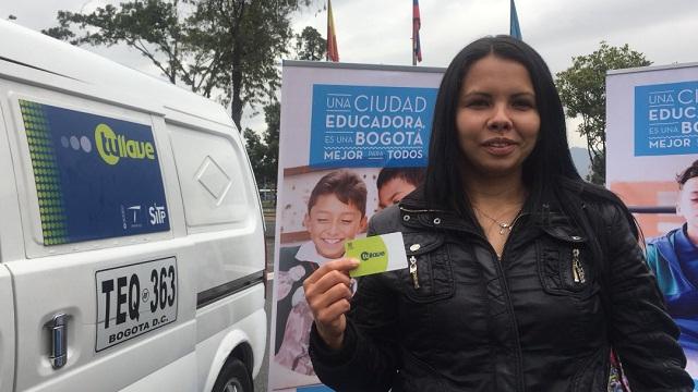 Entrega tarjeta Tu Llave subsidio de transporte escolar - Foto: Comunicaicones Secretaría de Educación
