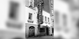 Foto en blanco y negro de la facha del bar Stonewall en Nueva York.