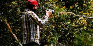 Imagen de un ciudadano tomando fotos al medio ambiente de Bogotá.