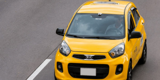 Imagen de un taxi en una vía de Bogotá.