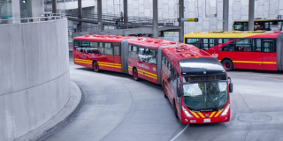 Foto de buses de TransMilenio en una vía de Bogotá