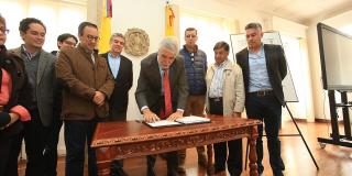 Firma decretos Lagos de Torca - Foto: Comunicaciones Alcaldía Bogotá / Diego Bauman
