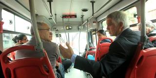 Alcalde viajando en TransMilenio - Foto: Prensa Alcaldía / Diego Bauman