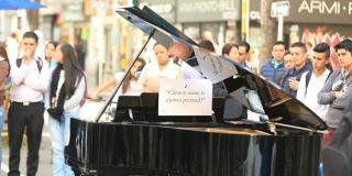 Un piano en la carrera Séptima para que cualquier ciudadano lo toque. 