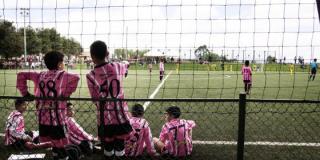Nueva cancha sintética beneficia a escuelas de fútbol y comunidad de Suba y Engativá