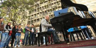 Un piano rompió con la cotidianidad de la carrera Séptima - FOTO: Prensa Alcaldía Mayor de Bogotá