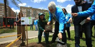 Alcalde Peñalosa planta árboles en Bogotá