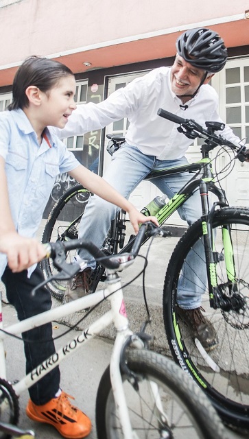 Alcalde Peñalosa y niño bogotano en bicicleta - Foto: Comunicaciones Alcaldía Mayor