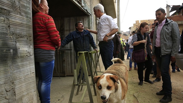 Durante el recorrido, Peñalosa escuchó los requerimientos de la comunidad - Foto: Alcaldía Bogotá