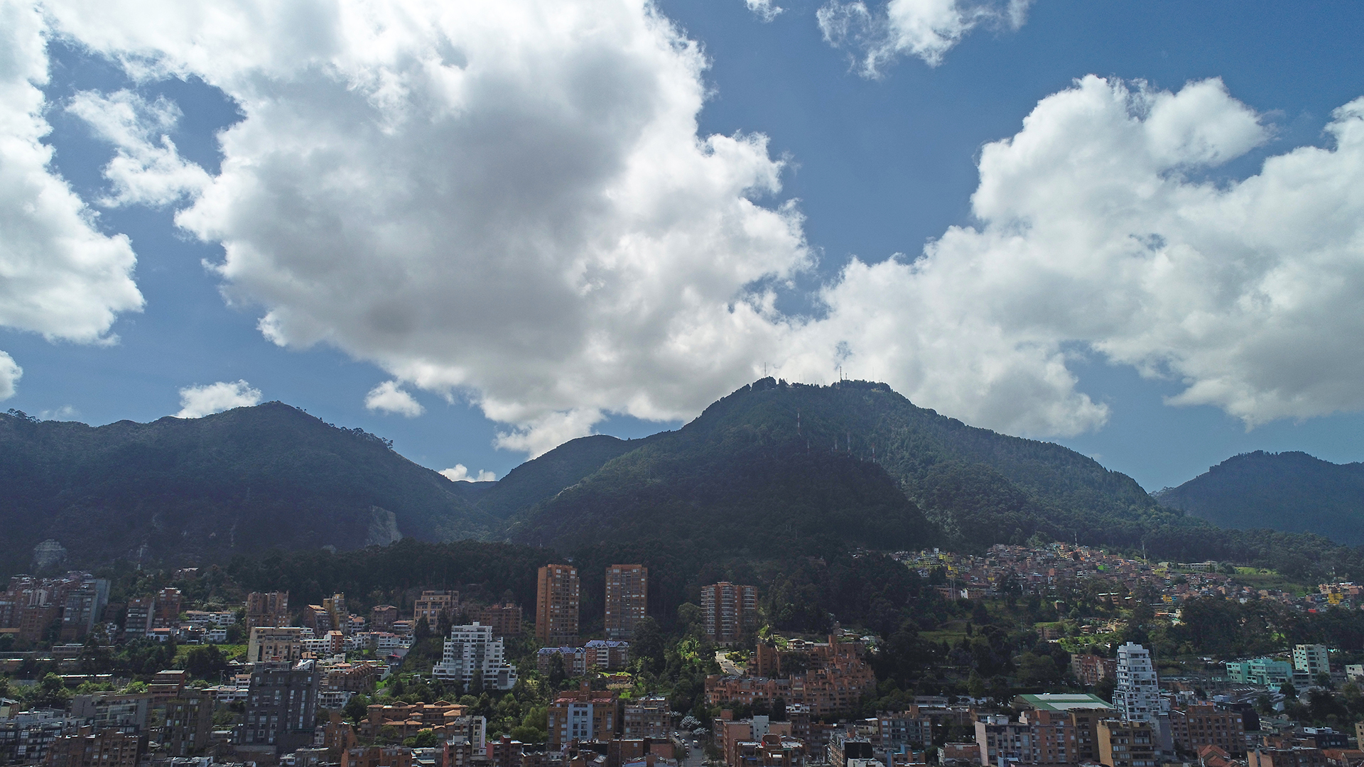 Cerros Orientales - Cielo azul