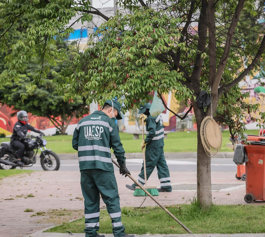 Operarios de la UAESP trabajando en un parque