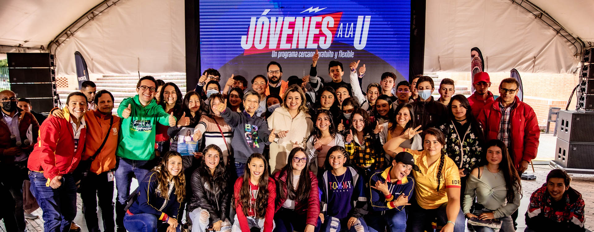 ./images/banners_carousel/Varios jóvenes con aviso de Jóvenes a la U atrás
