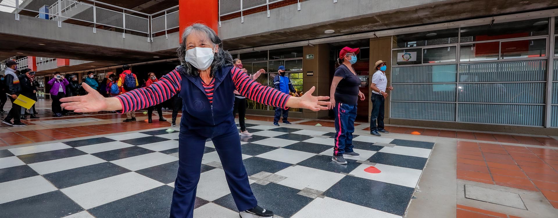 ./images/banners_carousel/Mujeres en clase de aeróbicos en Manzana del Cuidado.