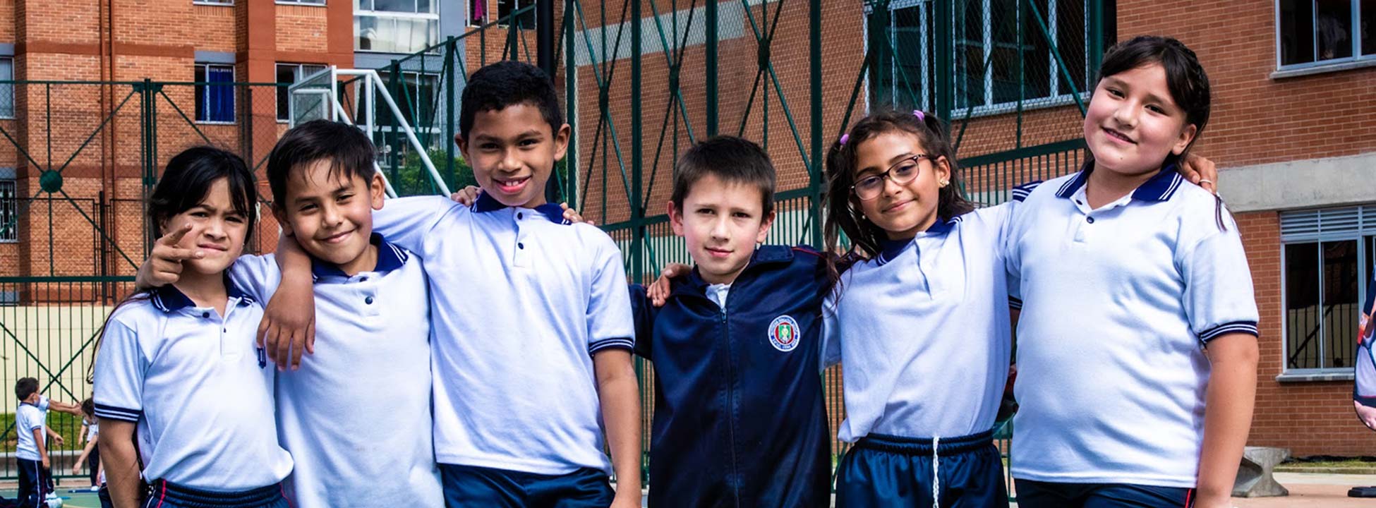 ./images/banners_carousel/Estudiantes en la entrega del colegio Rafael Uribe 2022.