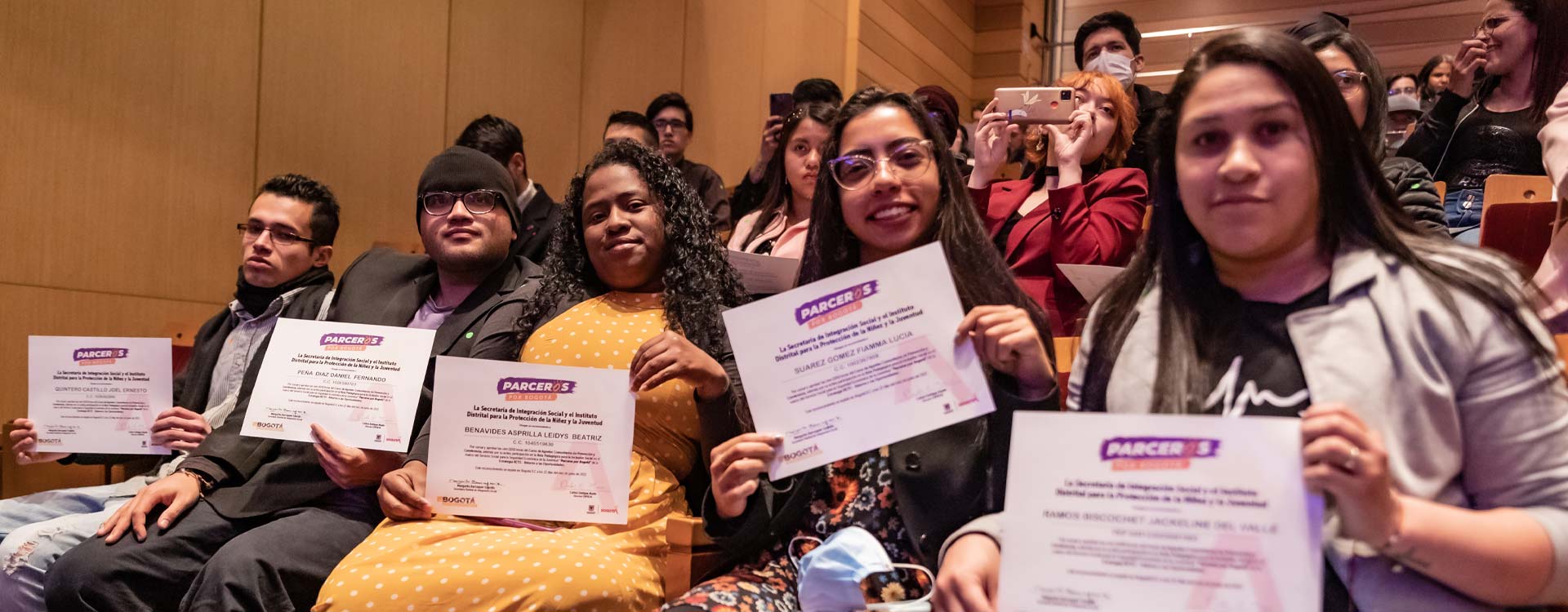 ./images/banners_carousel/4 jóvenes alzando un diploma cada uno