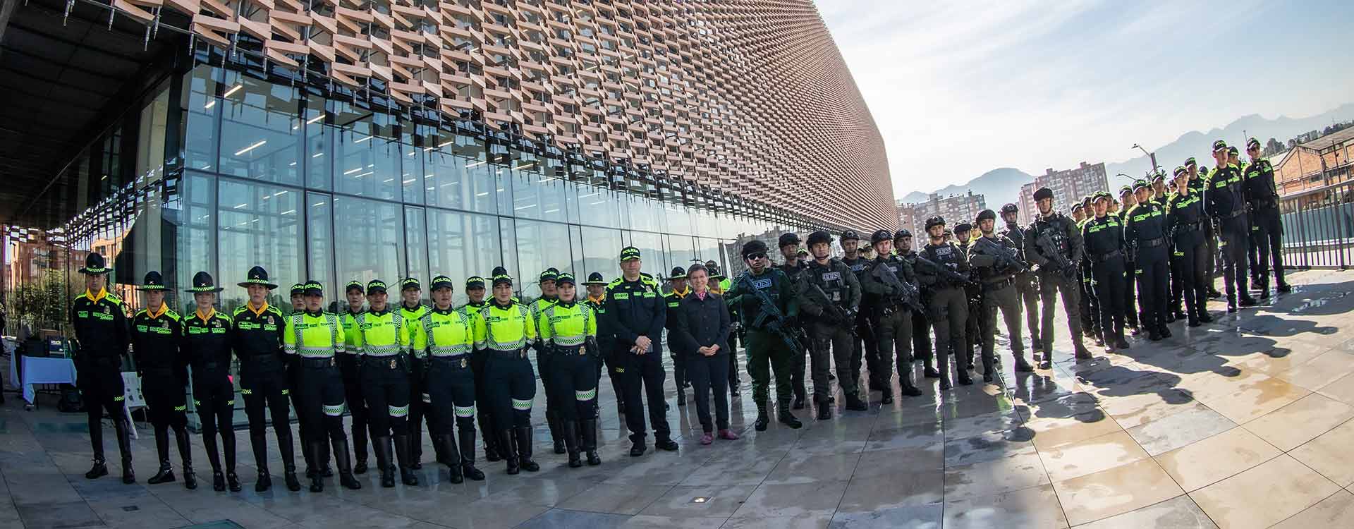 ./images/banners_carousel/Entrega nuevo Comando de la Policía Metropolitana de Bogotá 2022.