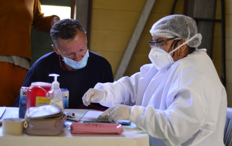 Persona entregando el consentimiento informado a enfermera