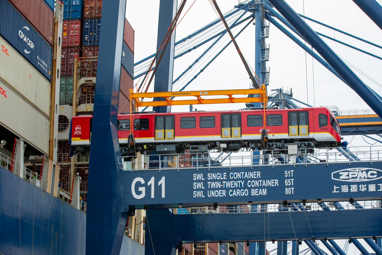 Vagón del metro siendo bajado de un barco