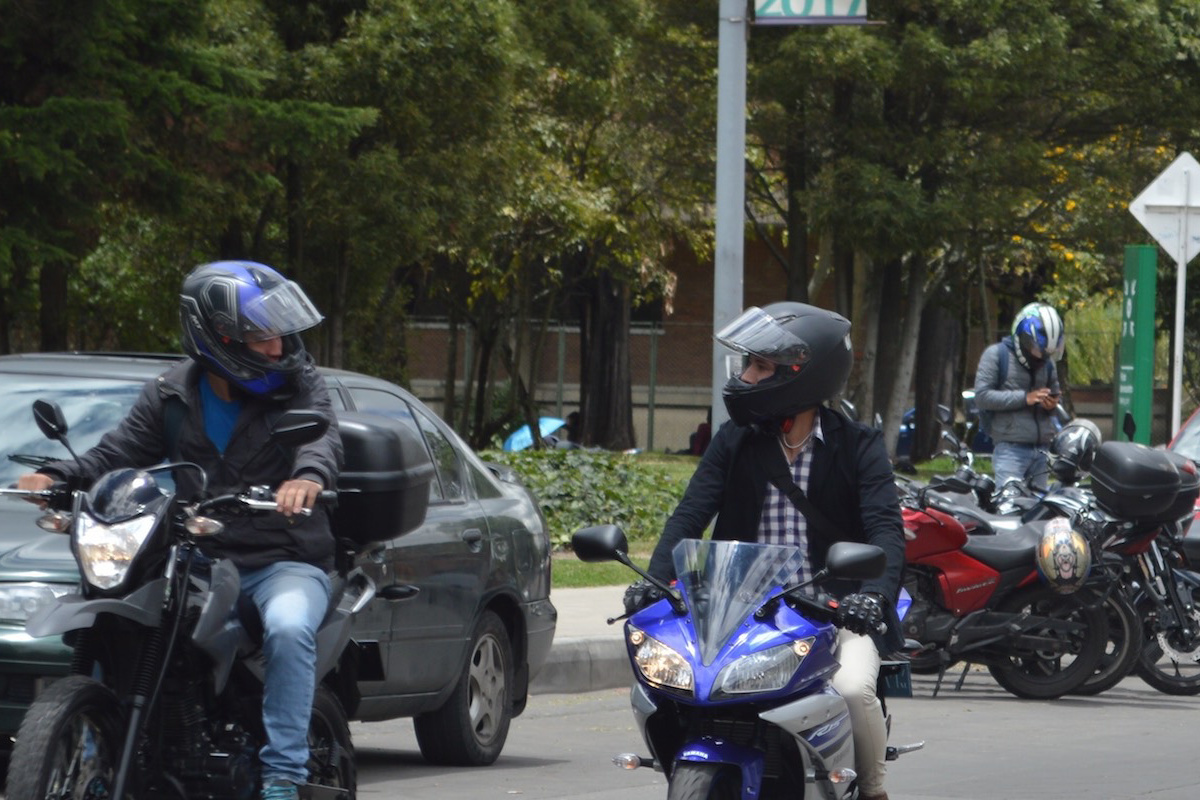 Tráfico de carros y motos en una vía bogotana.