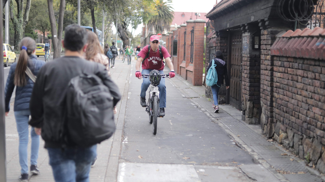 Fotografía de un ciudadano en su bicicleta por la cicloruta