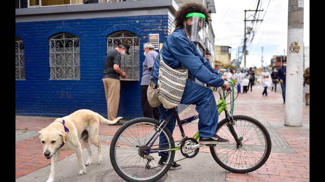 Persona en bicicleta.